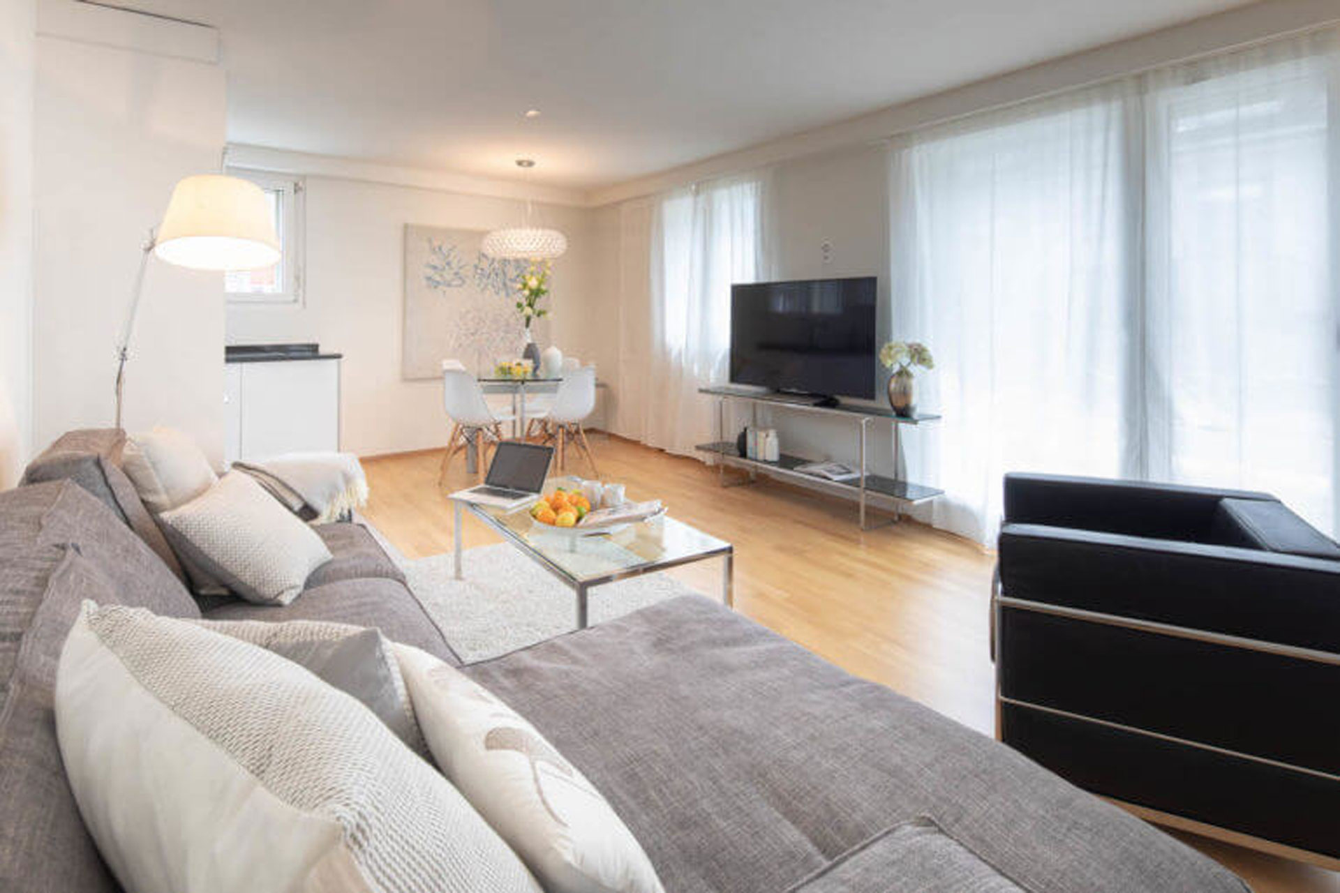 RO2050_apartment-mieten-zuerich-rotachstrasse-20-wohnzimmer1_1920